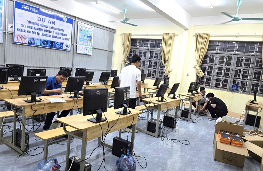 Hội Khuyến học tỉnh Tuy&ecirc;n Quang tiếp sức học sinh kh&oacute; khăn trong dịp khai giảng - Ảnh 4.