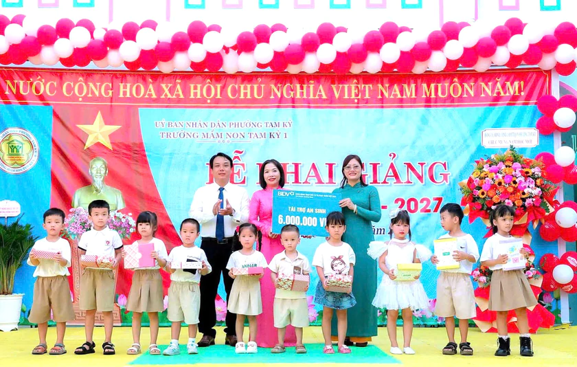 Tam Kỳ (Đà Nẵng) trao gần 126 triệu đồng học bổng và quỹ an sinh đầu năm học mới - Ảnh 1.