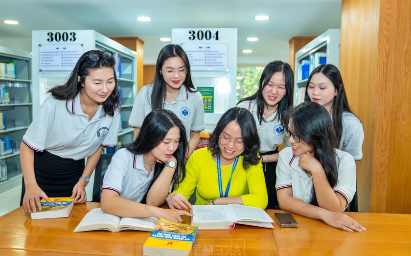 44 năm Trường Đại học C&ocirc;ng Thương Th&agrave;nh phố Hồ Ch&iacute; Minh: Tiếp tục vươn tầm, đồng h&agrave;nh c&ugrave;ng đất nước trong kỷ nguy&ecirc;n mới - Ảnh 2.