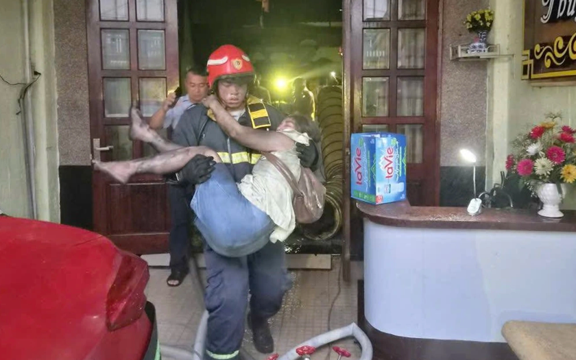 Vụ ch&aacute;y kh&aacute;ch sạn tại Th&agrave;nh phố Hồ Ch&iacute; Minh: Giải cứu an to&agrave;n 26 người, 2 người tử vong - Ảnh 1.