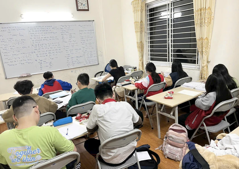 Dạy một m&ocirc;n ở trường, gi&aacute;o vi&ecirc;n c&oacute; được dạy th&ecirc;m m&ocirc;n kh&aacute;c cho c&ugrave;ng học sinh? - Ảnh 1.