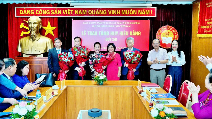 GS.TS Nguyễn Thị Doan v&agrave; 3 c&aacute;n bộ l&atilde;nh đạo Hội Khuyến học Việt Nam nhận huy hiệu Đảng - Ảnh 7.