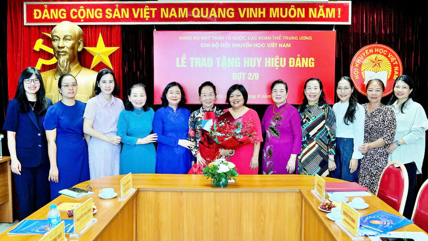 GS.TS Nguyễn Thị Doan v&agrave; 3 c&aacute;n bộ l&atilde;nh đạo Hội Khuyến học Việt Nam nhận huy hiệu Đảng - Ảnh 9.
