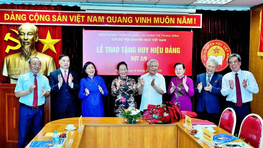 GS.TS Nguyễn Thị Doan v&agrave; 3 c&aacute;n bộ l&atilde;nh đạo Hội Khuyến học Việt Nam nhận huy hiệu Đảng - Ảnh 10.