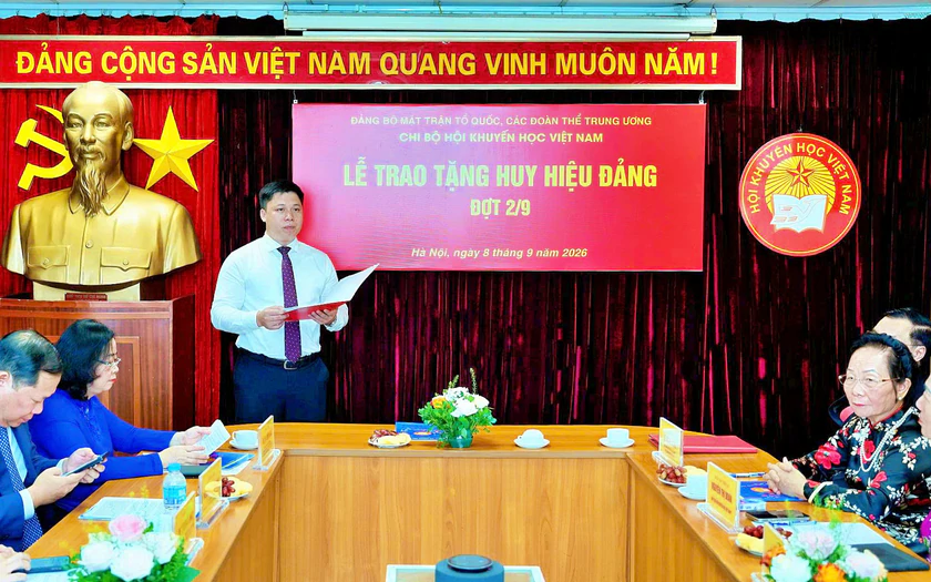 GS.TS Nguyễn Thị Doan v&agrave; 3 c&aacute;n bộ l&atilde;nh đạo Hội Khuyến học Việt Nam nhận huy hiệu Đảng - Ảnh 2.