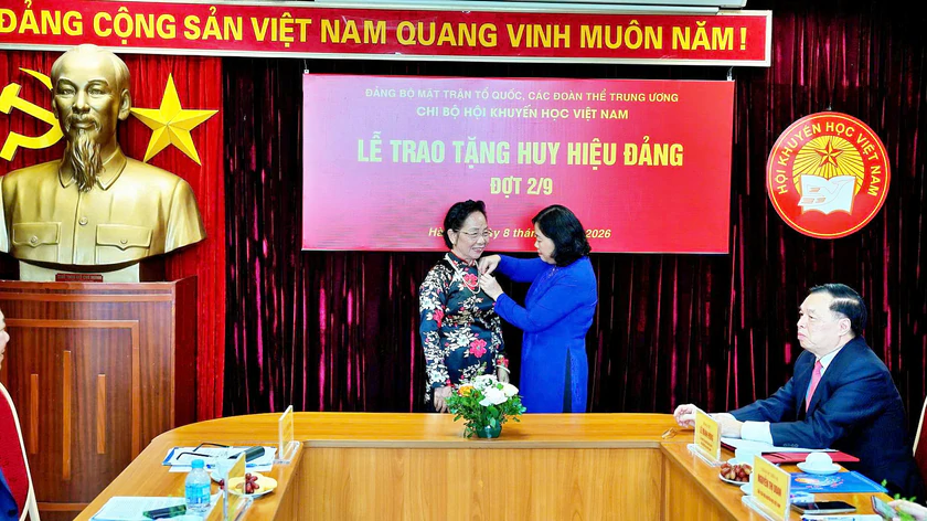 GS.TS Nguyễn Thị Doan v&agrave; 3 c&aacute;n bộ l&atilde;nh đạo Hội Khuyến học Việt Nam nhận huy hiệu Đảng - Ảnh 4.