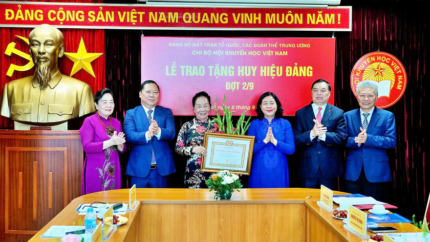 GS.TS Nguyễn Thị Doan v&agrave; 3 c&aacute;n bộ l&atilde;nh đạo Hội Khuyến học Việt Nam nhận huy hiệu Đảng - Ảnh 3.