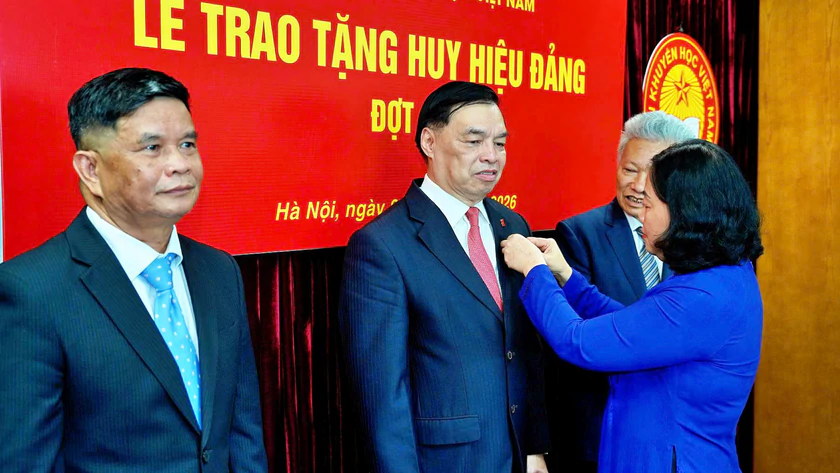 GS.TS Nguyễn Thị Doan v&agrave; 3 c&aacute;n bộ l&atilde;nh đạo Hội Khuyến học Việt Nam nhận huy hiệu Đảng - Ảnh 5.