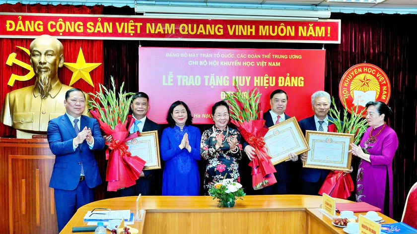GS.TS Nguyễn Thị Doan v&agrave; 3 c&aacute;n bộ l&atilde;nh đạo Hội Khuyến học Việt Nam nhận huy hiệu Đảng - Ảnh 1.