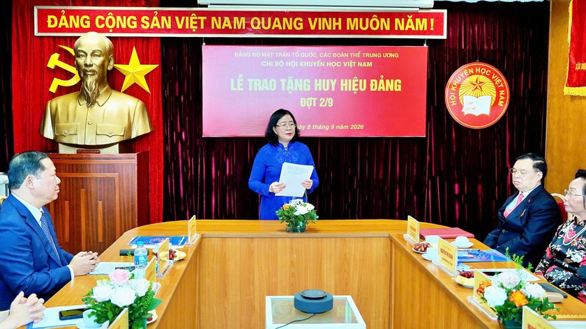 GS.TS Nguyễn Thị Doan v&agrave; 3 c&aacute;n bộ l&atilde;nh đạo Hội Khuyến học Việt Nam nhận huy hiệu Đảng - Ảnh 6.