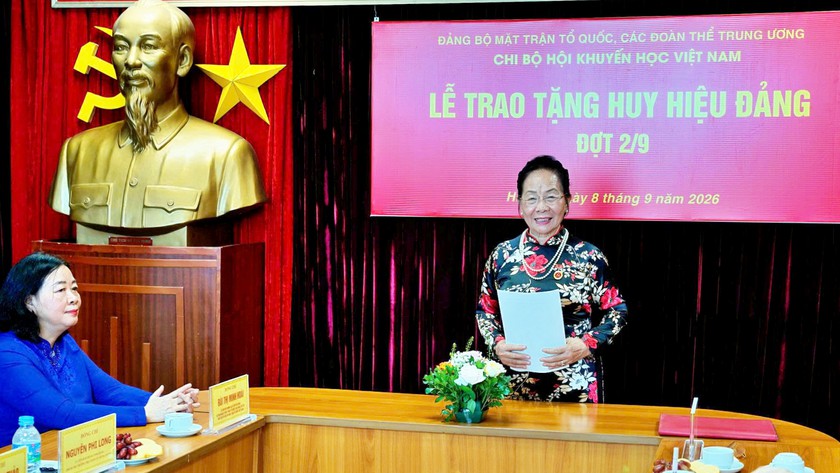 GS.TS Nguyễn Thị Doan v&agrave; 3 c&aacute;n bộ l&atilde;nh đạo Hội Khuyến học Việt Nam nhận huy hiệu Đảng - Ảnh 8.