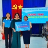 Phụ nữ quận Long Biên đồng hành cùng phụ nữ biên cương Kon Tum trao quà cho phụ nữ, học sinh vượt khó