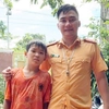 Thượng úy cảnh sát giao thông liều mình cứu bé trai giữa dòng nước lũ