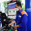 Giá xăng trong nước vượt 20.000 đồng mỗi lít