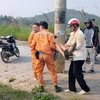 Hai công nhân Điện lực kịp thời cứu giúp nạn nhân bị tai nạn giao thông