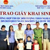 Trao Giấy khai sinh cho các cháu bé vùng sâu vùng xa Dền Sáng để đi học