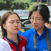 Thí sinh bật khóc trước cổng trường sau giờ thi Toán lớp 10 Hà Nội