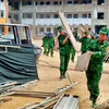 Cán bộ, chiến sĩ Đồn Biên phòng Tả Gia Khâu tham gia hoàn thiện trường nội trú biên giới Pha Long