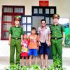 Công an xã A Mú Sung hỗ trợ 2 cháu nhỏ đi lạc trở về gia đình an toàn