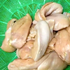 Kiểm tra bếp ăn bán trú, cha mẹ học sinh phát hiện thịt gà và tôm bốc mùi