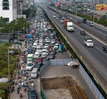 Hà Nội: Rào chắn thi công bất hợp lý gây cản trở giao thông nghiêm trọng