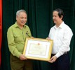 Thí sinh cao tuổi nhất Kỳ thi tốt nghiệp Trung học phổ thông 2022 nhận Bằng khen của Bộ trưởng Nguyễn Kim Sơn