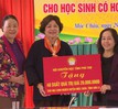 Hội khuyến học 2 tỉnh Sơn La, Phú Thọ tặng quà cho học sinh nghèo huyện Mộc Châu
