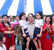 Thủ tướng thăm các em học sinh có hoàn cảnh đặc biệt