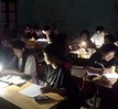 Mất điện, học trò xứ Nghệ ôn thi dưới ánh sáng đèn pin và điện thoại