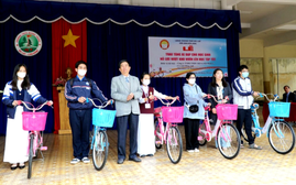 Hội Khuyến học Đà Lạt, tỉnh Lâm Đồng trao xe đạp cho học sinh nghèo hiếu học