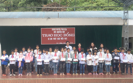 Hội Khuyến học huyện Phù Yên (Sơn La) giúp đỡ học sinh bị thiệt hại do cháy khu vực bán trú