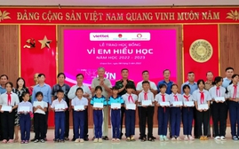 Viettel Khánh Hòa trao 270 suất học bổng “Vì em hiếu học” cho học sinh có hoàn cảnh khó khăn