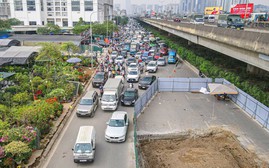 Xử lý gọn rào chắn trên đường Nguyễn Xiển để giảm ùn tắc giao thông