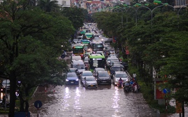 Giao thông nhiều tuyến phố ở Hà Nội tê liệt vào giờ tan tầm sau mưa lớn