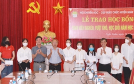 Trao học bổng cho 44 sinh viên Hà Tĩnh có hoàn cảnh khó khăn
