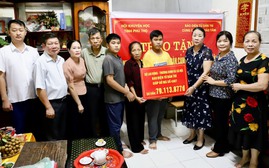 Trao tặng kinh phí cho học sinh có hoàn cảnh đặc biệt khó khăn tại Việt Trì