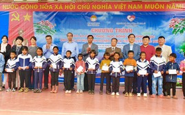 Hội Khuyến học Lâm Đồng: Trao 568 áo đồng phục cho học sinh vùng đồng bào dân tộc thiểu số