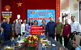 Trung ương Hội Khuyến học Việt Nam trao học bổng cho học sinh nghèo vượt khó tại Quảng Trị