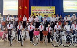 Bình Dương: Tặng xe đạp, học bổng cho học sinh hoàn cảnh khó khăn, hiếu học