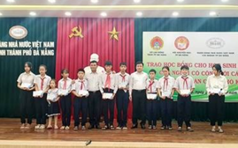 Đà Nẵng: Trao 50 suất học bổng cho học sinh là con, cháu gia đình có công với cách mạng