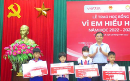 Thừa Thiên Huế: Trao 420 suất học bổng “Vì em hiếu học”