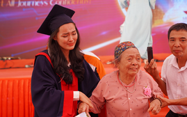 Bà nội 83 tuổi vượt gần 2.000km dự lễ tốt nghiệp Đại học khiến cháu gái xúc động bật khóc
