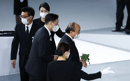 Chủ tịch nước Nguyễn Xuân Phúc đến chia buồn với Phu nhân cố Thủ tướng Nhật Bản Abe Shinzo