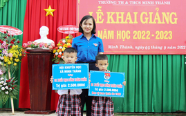 Huyện Chơn Thành (Bình Phước): Trao hàng trăm triệu đồng học bổng khuyến học trong ngày khai giảng