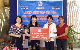 Hội Khuyến học Hà Nội trao học bổng cho học sinh hoàn cảnh đặc biệt khó khăn