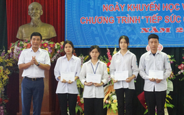 Hội Khuyến học tỉnh Phú Thọ trao gần 300 triệu đồng học bổng cho học sinh vượt khó học giỏi