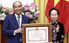 GS.TS Nguyễn Thị Doan - nguyên Phó Chủ tịch nước, Chủ tịch Hội Khuyến học Việt Nam, được tặng Huân chương Hồ Chí Minh