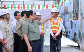 Thủ tướng kiểm tra hiện trường, đôn đốc các dự án cao tốc Đồng bằng sông Cửu Long