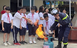 Học sinh trung học cơ sở Hà Nội trải nghiệm tình huống chữa cháy nổ