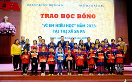 Lào Cai: Trao học bổng "Vì em hiếu học" cho học sinh có hoàn cảnh khó khăn ở thị xã Sa Pa